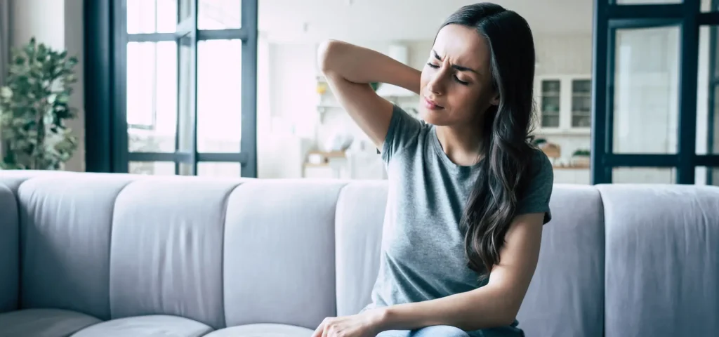 Woman with neck and shoulder pain looking for Chiropractor Melbourne