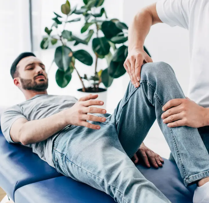 Melbourne chiropractor treating knee pain for active adults