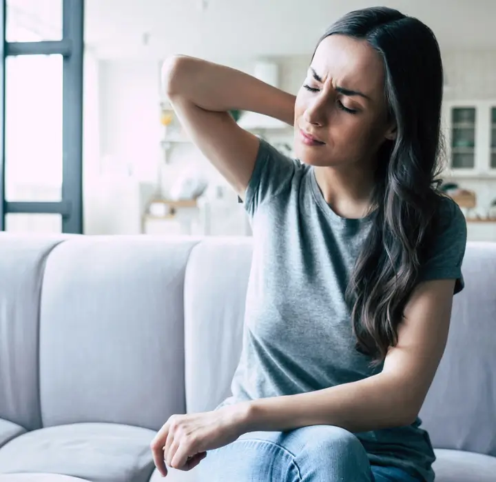 Woman with neck and shoulder pain looking for Chiropractor Melbourne